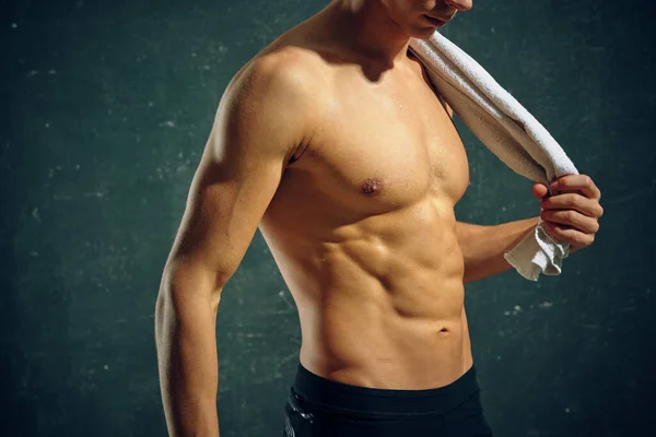 Elinde pompalanmış gövde havlusu ve egzersiz motivasyon modeli olan bir adam. — Stok fotoğraf