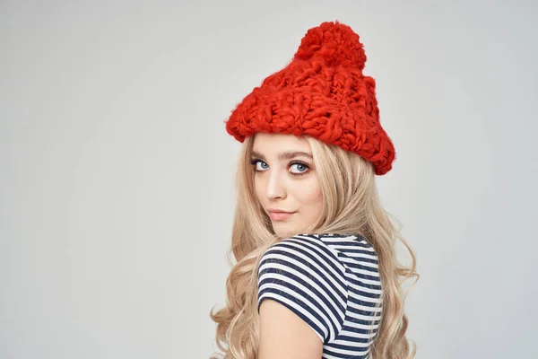 Όμορφη ξανθιά σε κόκκινο καπέλο αίγλη μόδας ποζάροντας — Φωτογραφία Αρχείου