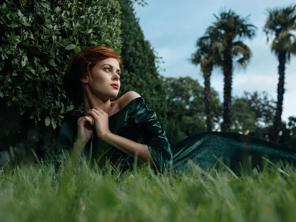 Γυναίκα σε πράσινο φόρεμα βρίσκεται στο γρασίδι Fairy κήπο φύση — Φωτογραφία Αρχείου