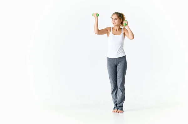 Mujer con mancuernas en las manos ejercicio estilo de vida aptitud motivación —  Fotos de Stock