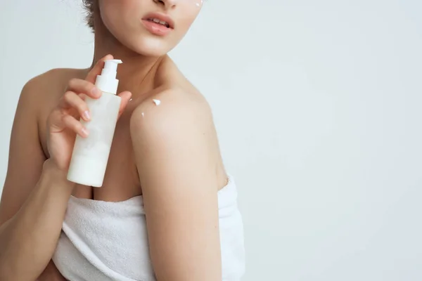 Kobieta z gołymi ramionami stosuje balsam do higieny ciała — Zdjęcie stockowe