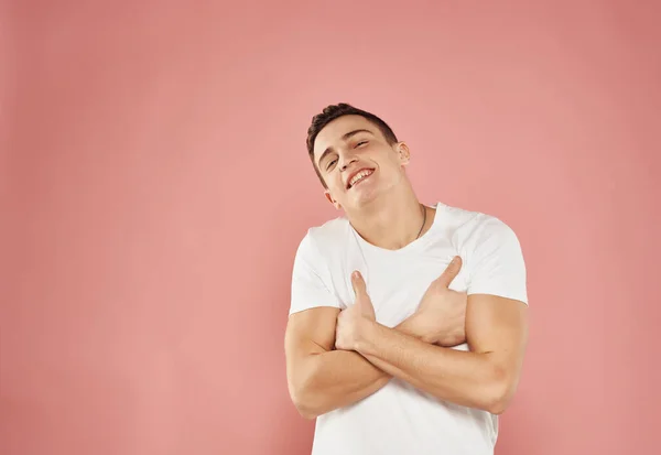 Guapo hombre divertido gesto con las manos rosa fondo emociones —  Fotos de Stock