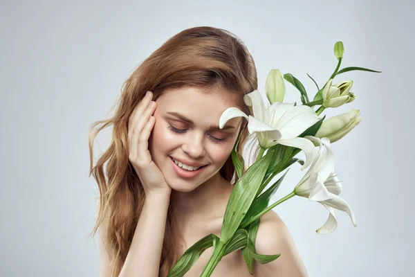 Atractiva Mujer Con Ramo Flores Blancas Sobre Fondo Claro Foto — Foto de Stock