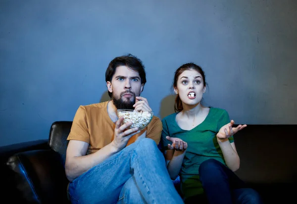 Familie sitzt abends auf der Couch vor dem Fernseher mit Popcorn-Unterhaltung — Stockfoto