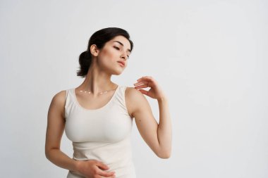 Esmer, ellerinde losyonla kozmetik cilt bakımı arka planında