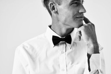 Beyaz gömlekli adam papyonlu moda saç stili özgüven