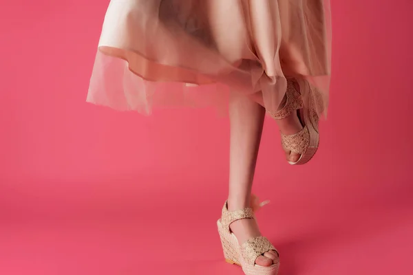 Fashion shoes cropped view female feet pink background cropped view — Stock Photo, Image