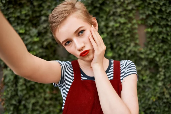 Žena pózuje venku keř čerstvý vzduch chůze — Stock fotografie