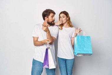 Genç çift alışveriş yapıyor, eğlenceli arkadaşlık eğlencesi.