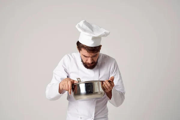 Chef professionista con una casseruola in mano cercando lavoro di cottura del cibo — Foto Stock