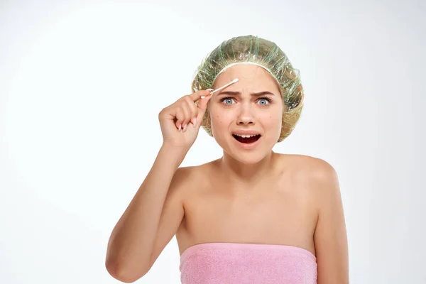 Vrouw met blote schouders wattenstaafje gezicht dermatologie — Stockfoto
