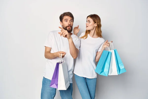 Чоловік і жінка з пакетами розважального романтичного способу життя покупки — стокове фото