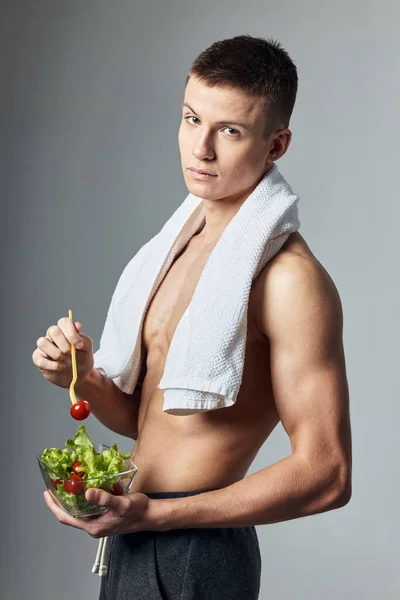 Roztomilý nahoře bez chlap ručník přes ramena talíř salátu — Stock fotografie
