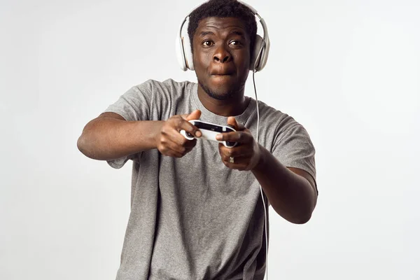 Africano uomo joystick giochi intrattenimento stile di vita — Foto Stock