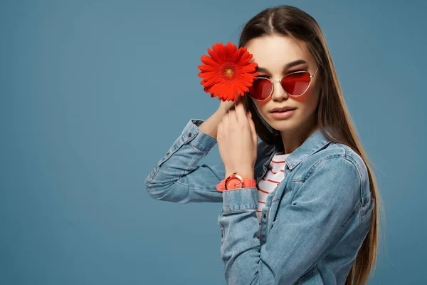 Brünette mit sonnenbrille rote blume dekoration luxus — Stockfoto