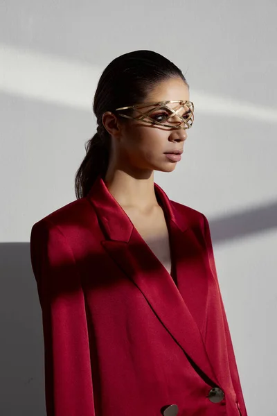 Morena elegante com decoração em seus óculos de cabeça terno jaqueta vermelha — Fotografia de Stock