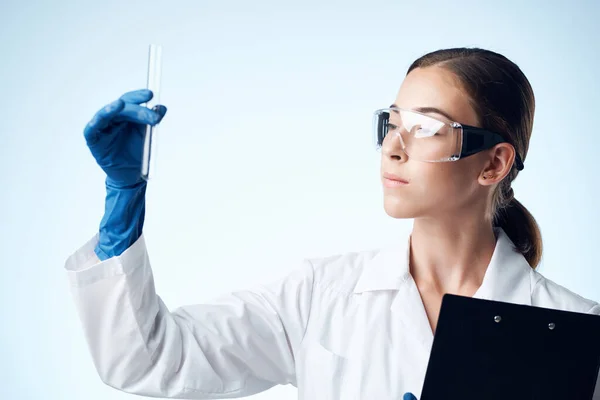 Kobieta lekarz badania naukowe eksperymenty chemiczne — Zdjęcie stockowe