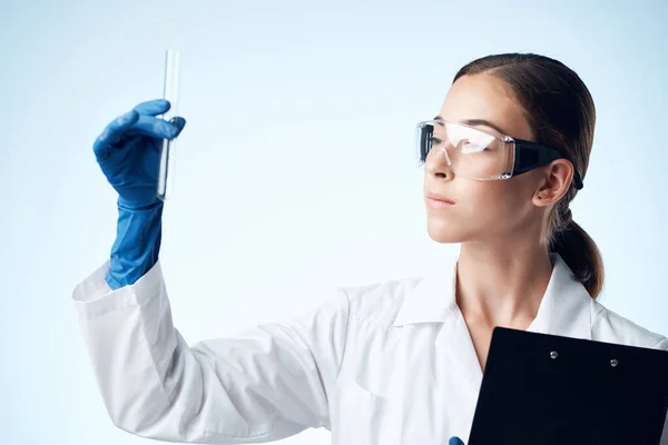 Femme médecin science recherche expériences chimie — Photo