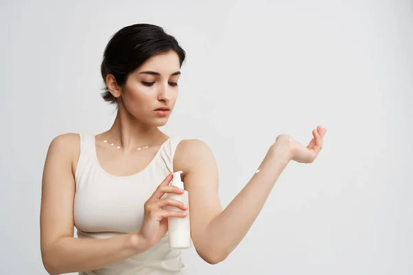 Женщина наносит лосьон на руку увлажняющий чистое здоровье кожи — стоковое фото