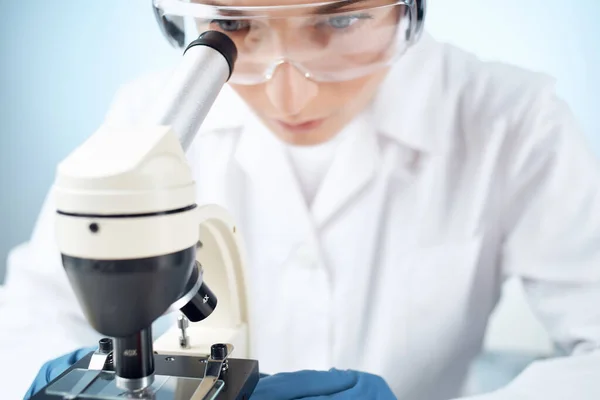 Kvinna läkare laboratorium tittar igenom mikroskop forskning vetenskap — Stockfoto