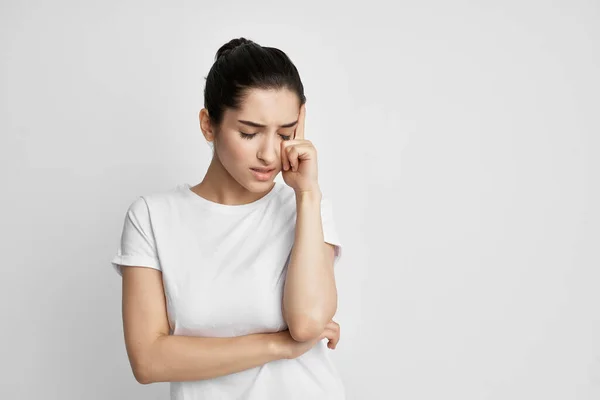 Frau in weißem T-Shirt Gesundheit Problem Migräne Gesundheit Medizin Behandlung Depression — Stockfoto