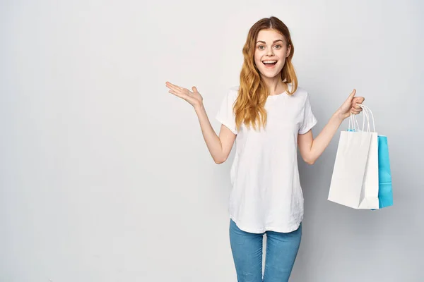 Γυναίκα με πολύχρωμες τσάντες Shopaholic χαρά ψυχαγωγίας — Φωτογραφία Αρχείου