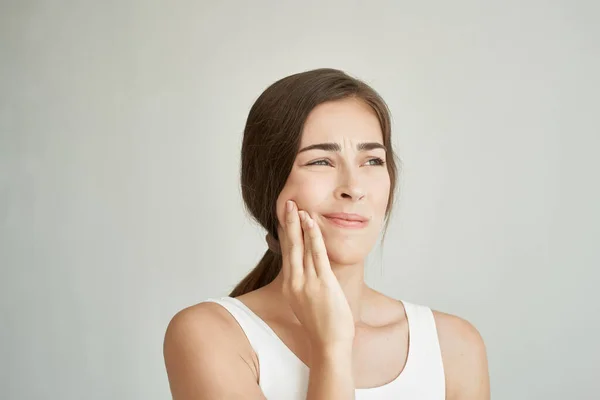 Mujer toma de la mano en la cara dientes dolor odontología medicina malestar — Foto de Stock