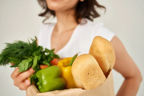 Mujer con paquete de productos vegetales primer plano vista recortada —  Fotos de Stock