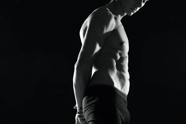 Uomo muscoloso in pantaloncini neri palestra foto in bianco e nero — Foto Stock