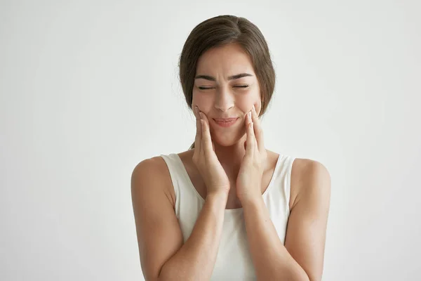 Descontenta mujer sosteniendo cara dolor de muelas problemas de salud — Foto de Stock