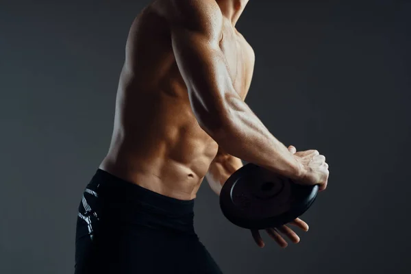 Uomo sportivo con il corpo pompato esercizio fitness sfondo isolato — Foto Stock