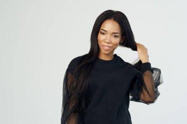 Güzel Afrikalı kadın moda poz stüdyosu