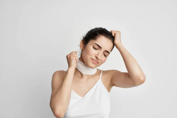 Boynunda bandaj olan kadının baş ağrısı sağlık sorunları migren ışığı geçmişi var. — Stok fotoğraf