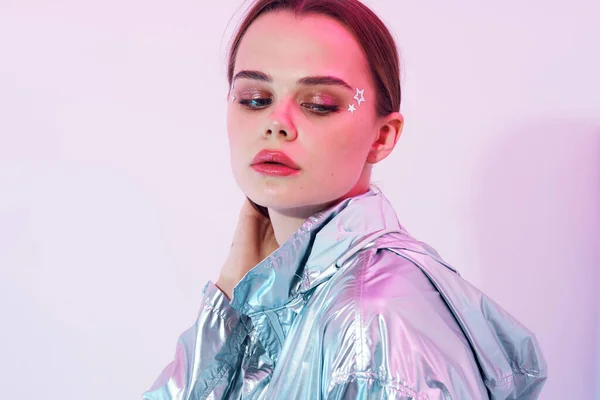 Bonita mujer brillante maquillaje plata chaqueta posando estilo moderno — Foto de Stock