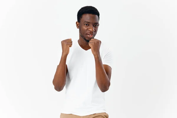 Hombre africano apariencia camiseta recortado ver estudio casual ropa — Foto de Stock
