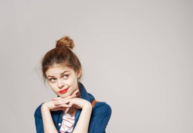 Sırt çantalı genç bayan öğrenci.