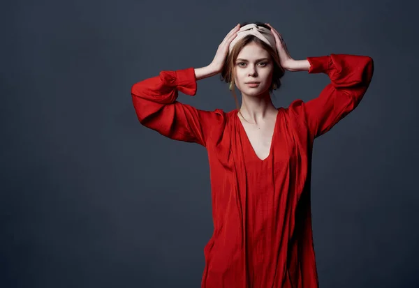 Mulher bonita em vestido vermelho e cosméticos de decoração de headband — Fotografia de Stock