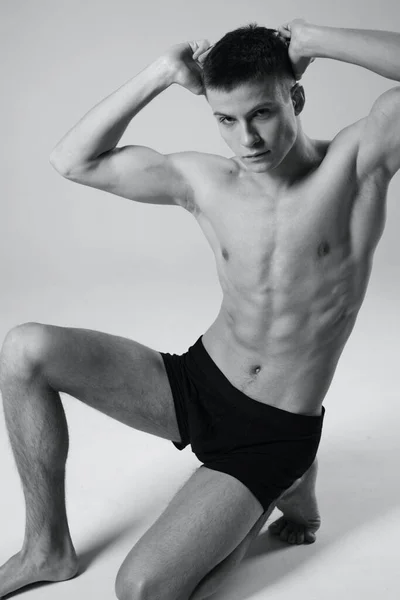 Foto cinza do atleta em calcinha preta torso nu musculação treino de fitness — Fotografia de Stock