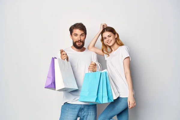 Jovem casal com sacos na mão compras venda diversão — Fotografia de Stock