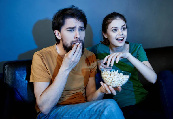 Fröhliches junges Paar zu Hause vor dem Fernseher — Stockfoto