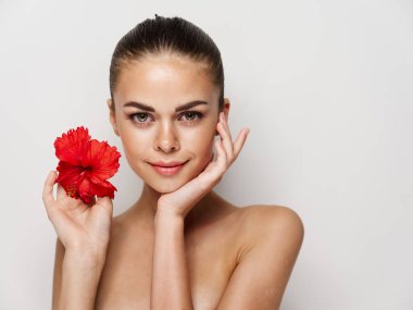 Kadın kırmızı çiçek çıplak omuzlarda cazibe açık arkaplan