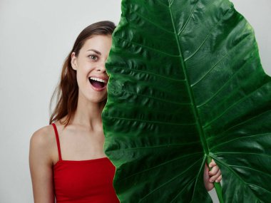 duygusal kadın eğlenceli yeşil yaprak büyük egzotik kırmızı mayo