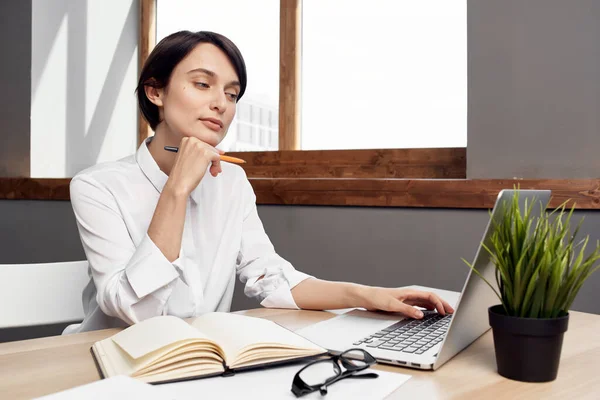 Zakelijke vrouw werkt aan tafel in de voorkant van laptop kantoor carrière — Stockfoto