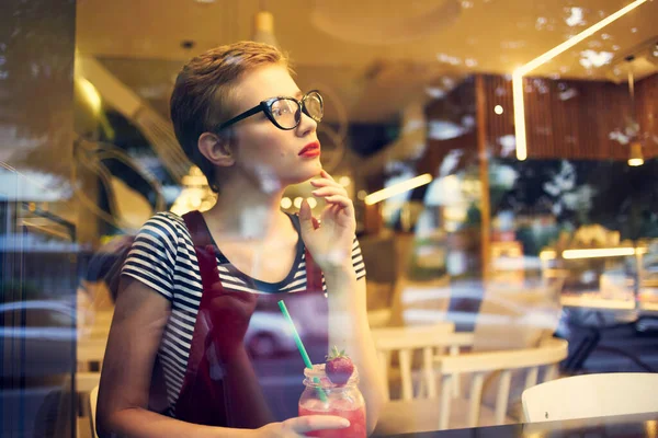 Žena dívá z okna na ulici kavárna koktejl pít životní styl — Stock fotografie