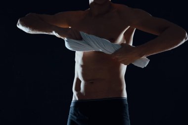 Siyah külotlu adam kaslı vücut egzersizi yapıyor.