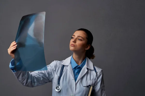 Kvinnlig läkare röntga ta en uppföljning klänning hälso- och sjukvårdspersonal jobb — Stockfoto