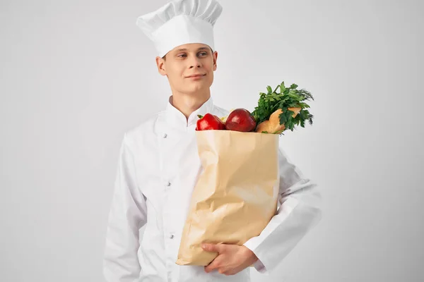 Chef maschio con pacchetto cibo cucina cibo sano — Foto Stock