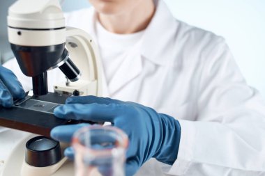 Kadın laboratuvar asistanı mikroskop bilimsel teknoloji araştırması