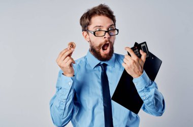 Mavi gömlekli adam kripto para birimi bitcoin elektronik iş kravatı