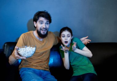 Komik bir aile kanepede oturup film izlerken patlamış mısır duyguları yaşıyor.